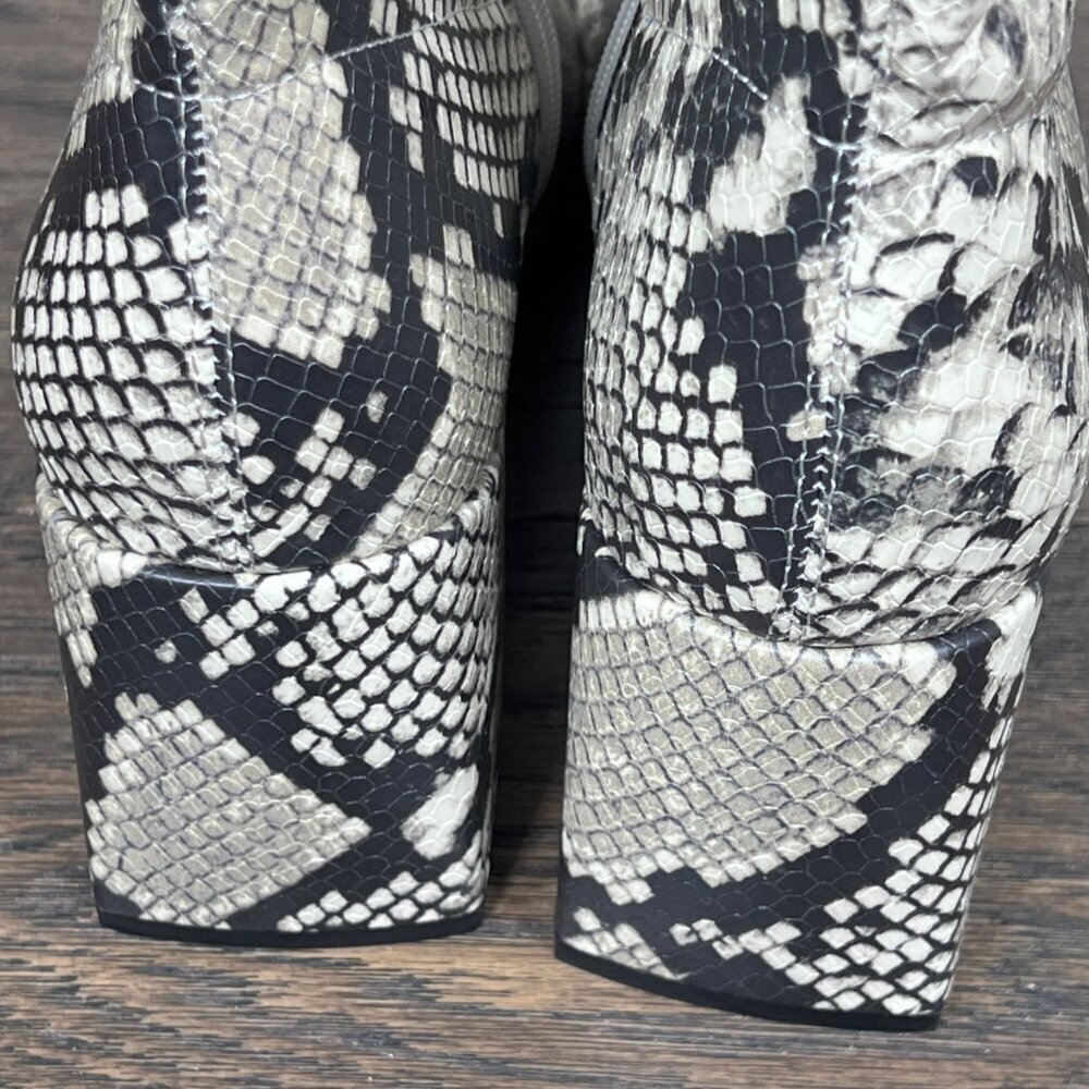 ANTHROPOLOGIE SILENT D Cara Heeled Ankle Boot Snakeskin Print Gray Sz 40 NWOB - Picture 4 of 9